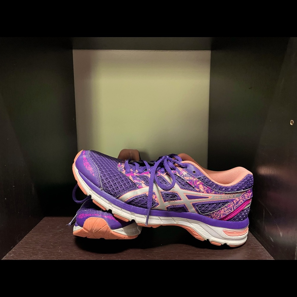 Woman’s tennis shoe